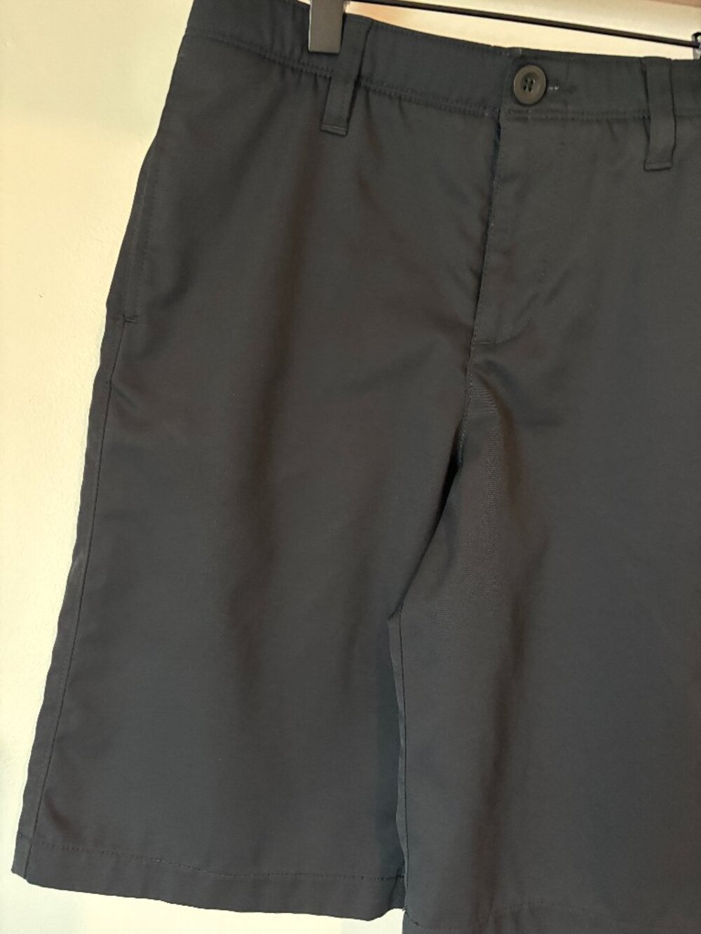 Under Armour HeatGear Black Golf Chino Shorts Youth Boys Size 14 Loose Fit